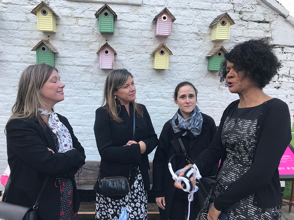 Chi talking with Jane and Louise